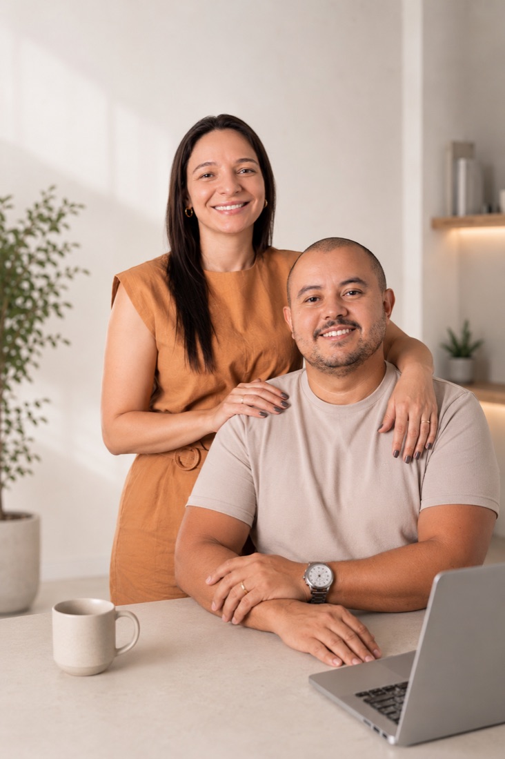 Carlos e Lorena, sócios da 4Clinix, em um consultório claro